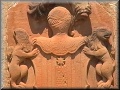 Detalle del escudo de piedra de Torreciudad